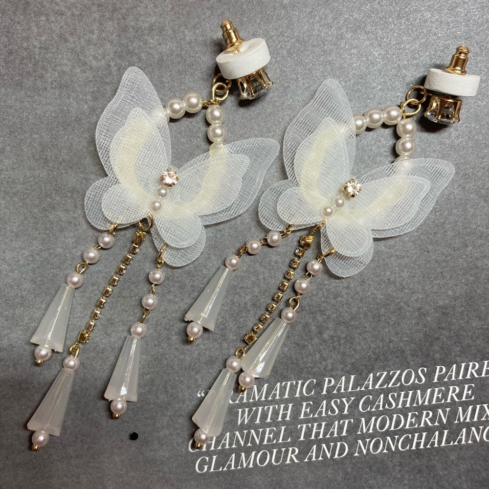 🌟 Beautiful Butterfly 🦋 White Long Earrings - Picture 4 of 5